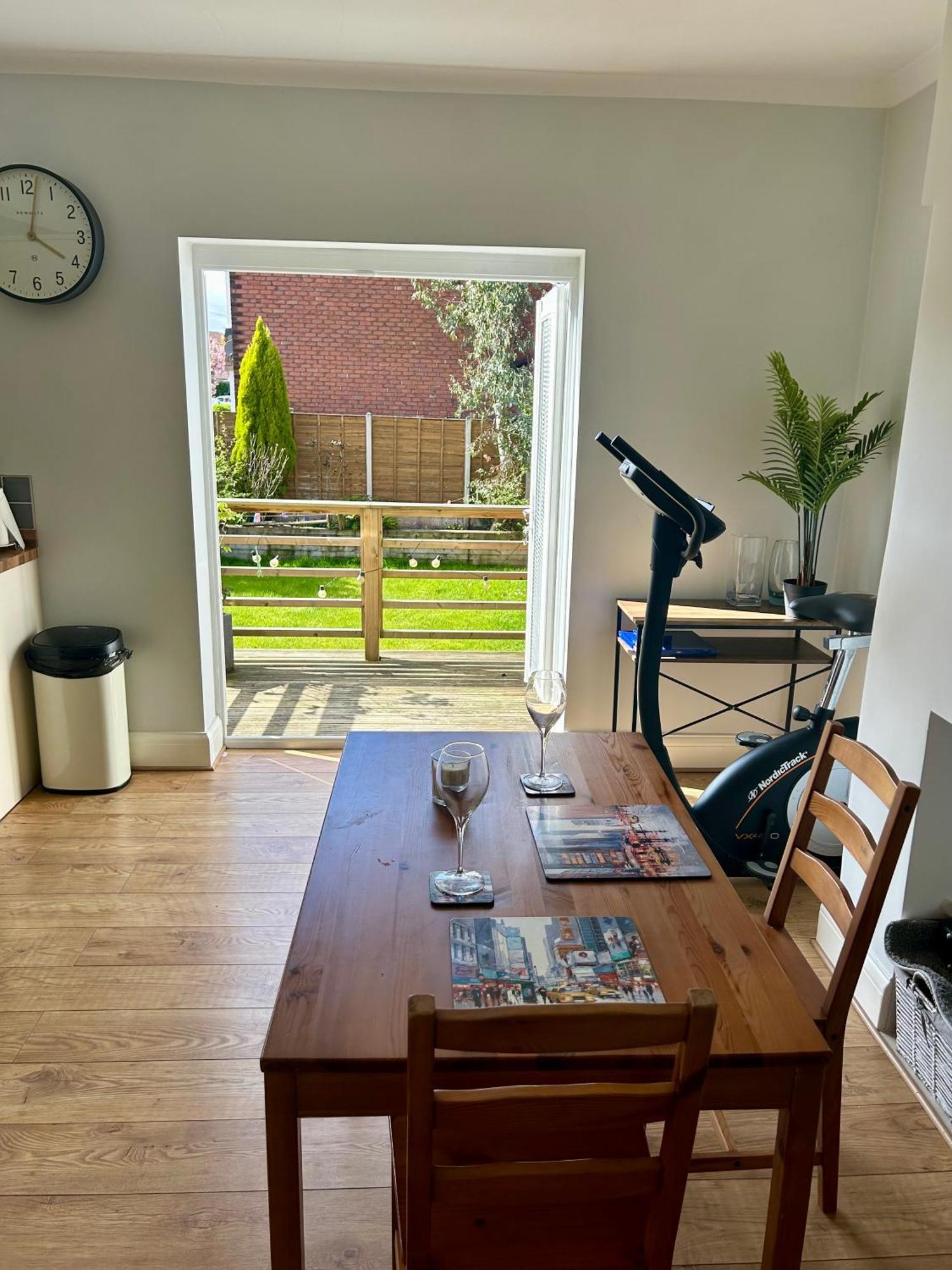 Lovely, Large Double Bedroom With Park View In Home Hazel Grove المظهر الخارجي الصورة